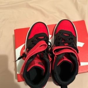 Boys Nike court borough Mid.